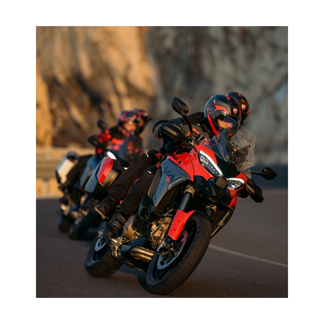 due moto Multistrada V4 in piega con passeggeri