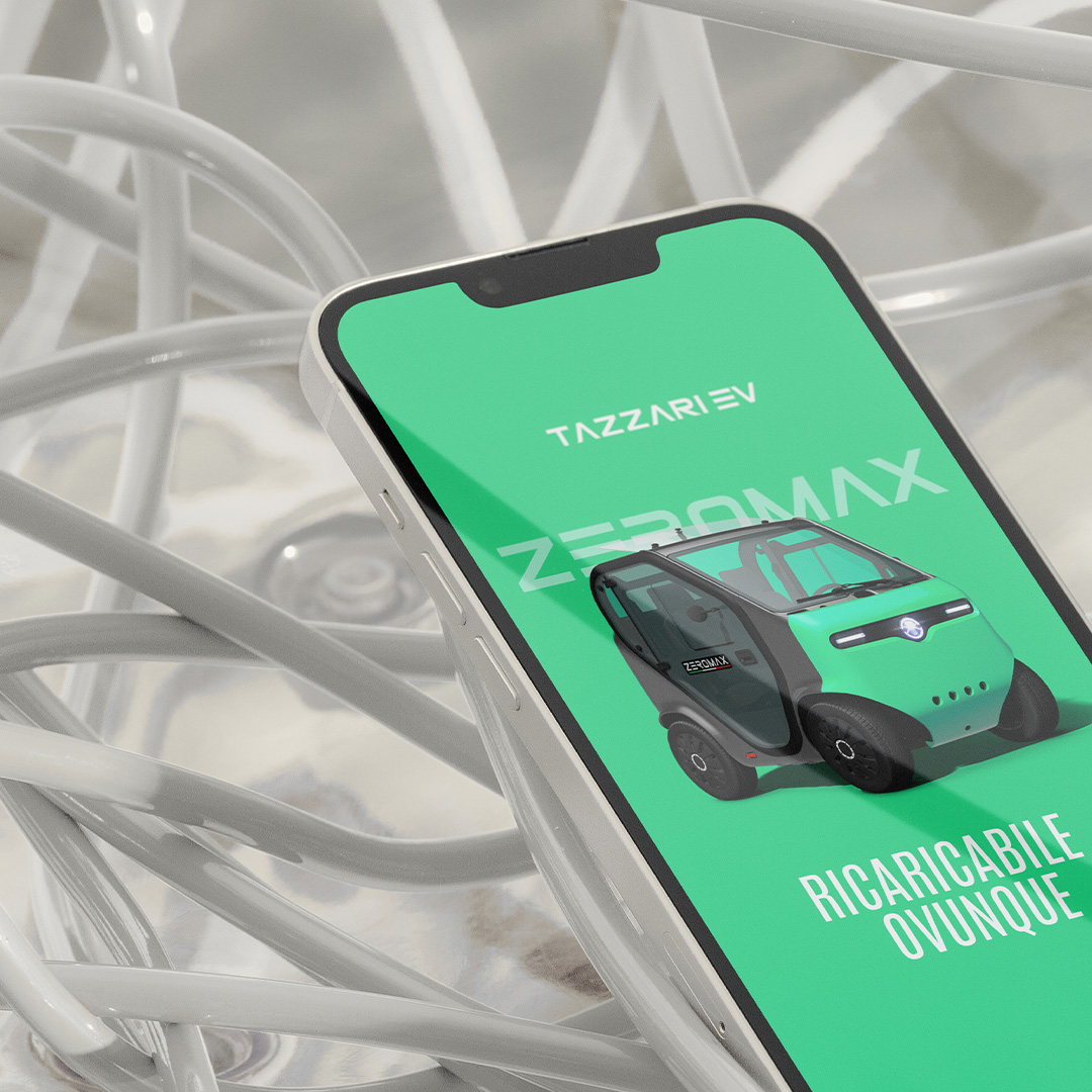 smartphone bianco con immagine di veicolo elettrico Tazzari modello Zero Max verde su sfondo verde