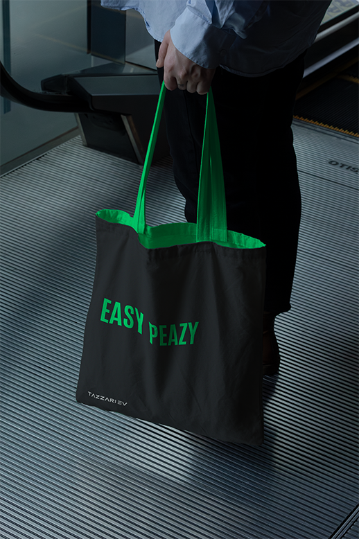 tote bag nera con scritta Easy Peazy verde fluo