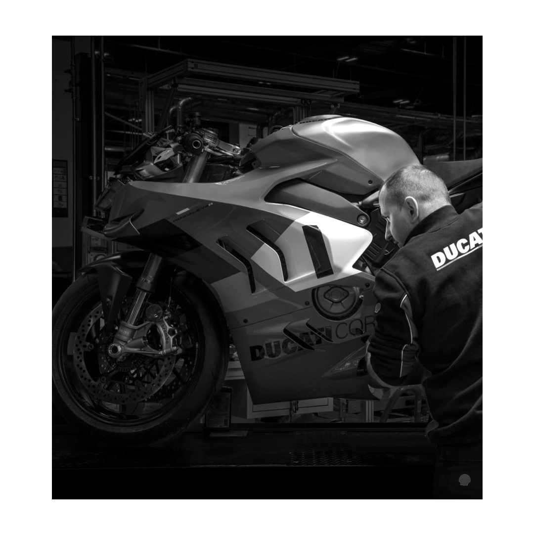 In una foto in bianco e nero un meccanico ducati lavora alla panigale corsa