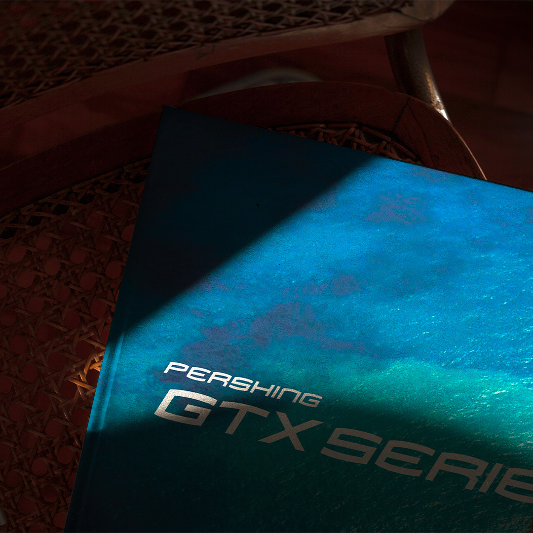Foto tra ombra e luce della copertina del catalogo pershing sul modello GTX