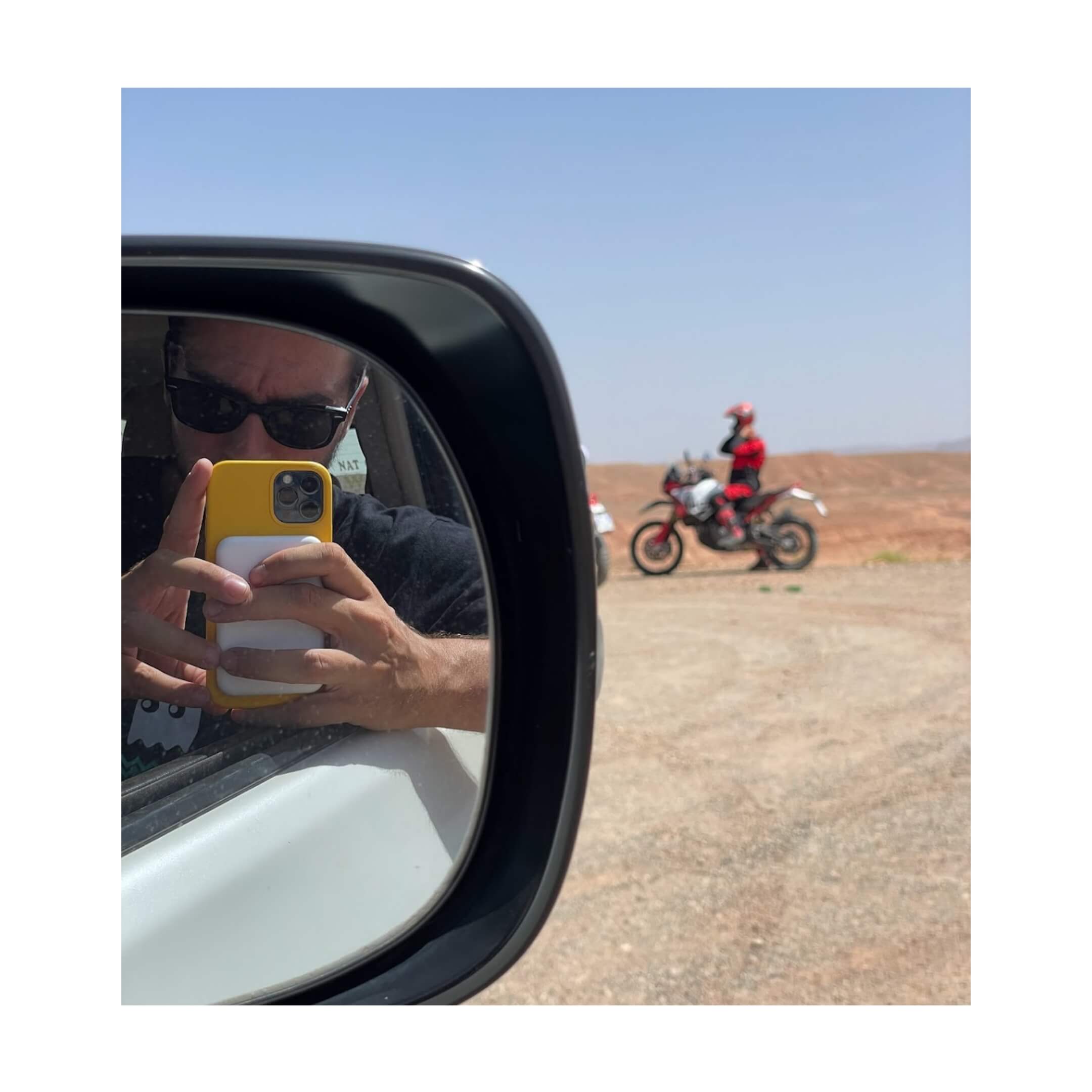 scatto nello specchietto della macchina con davanti la desertX Rally