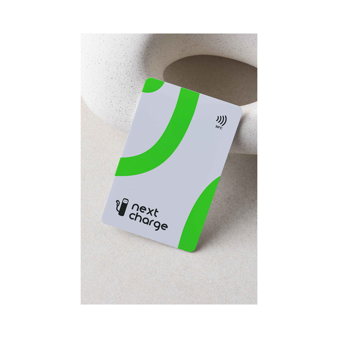 tessera con logo NextCharge e elementi grafici verde fluo
