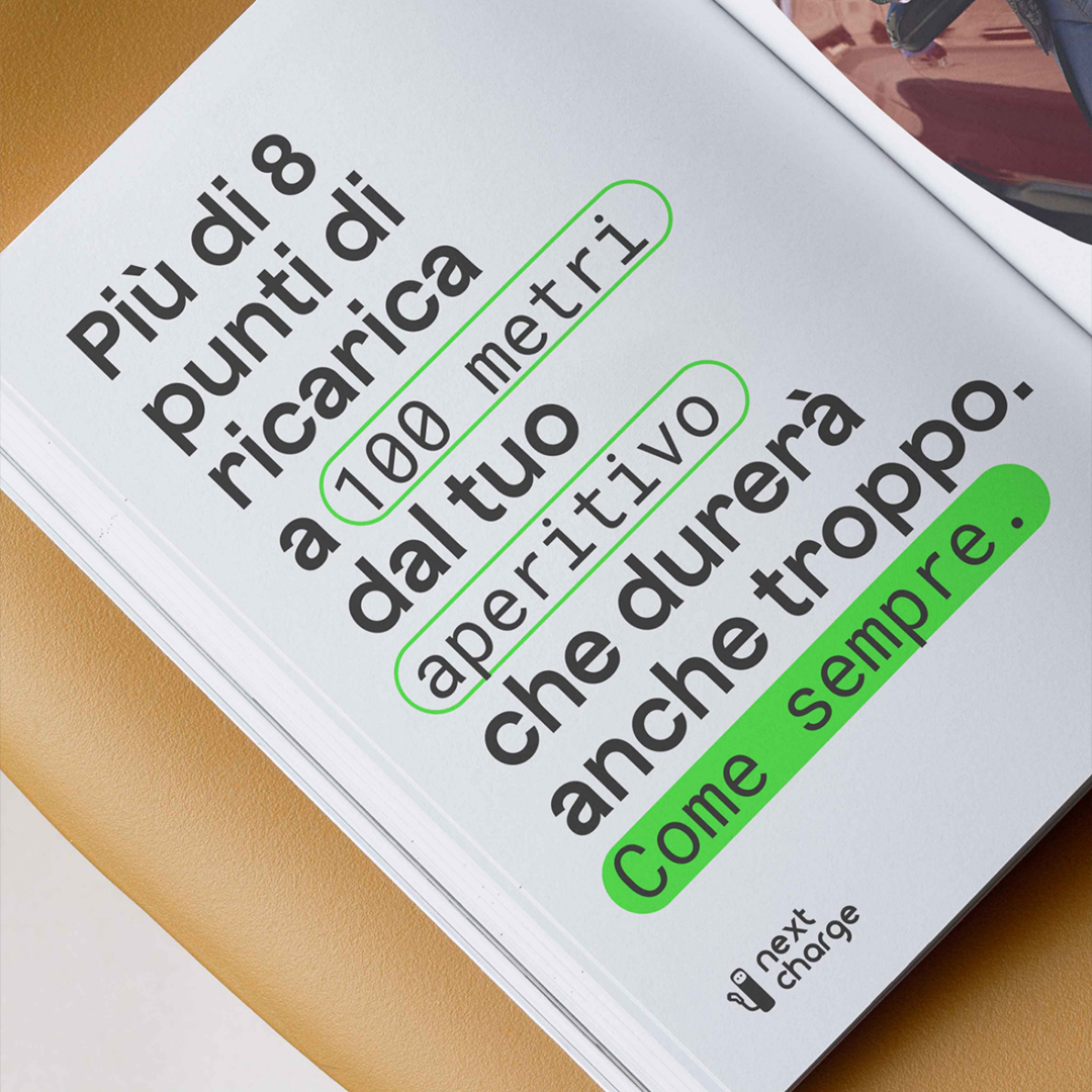 dettaglio di rivista con testo e logo di NextCharge