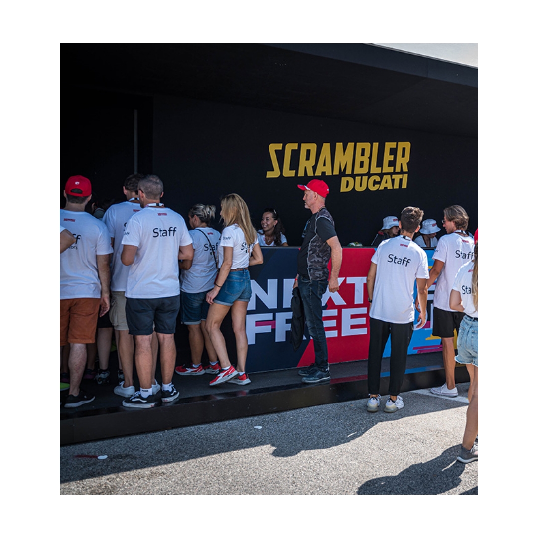 persone in fila davanti allo stand scrambler ducati