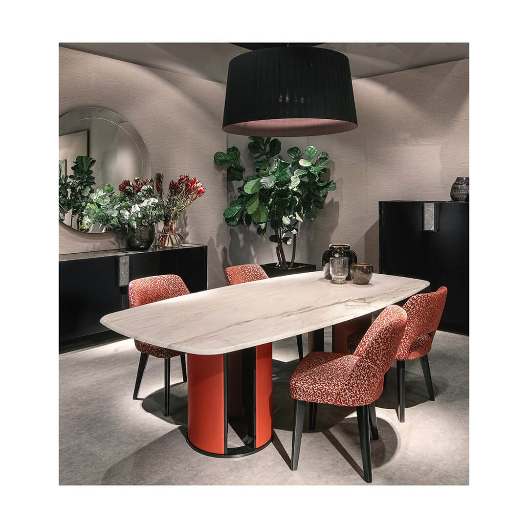 Foto di una sala da pranzo allestita da former in