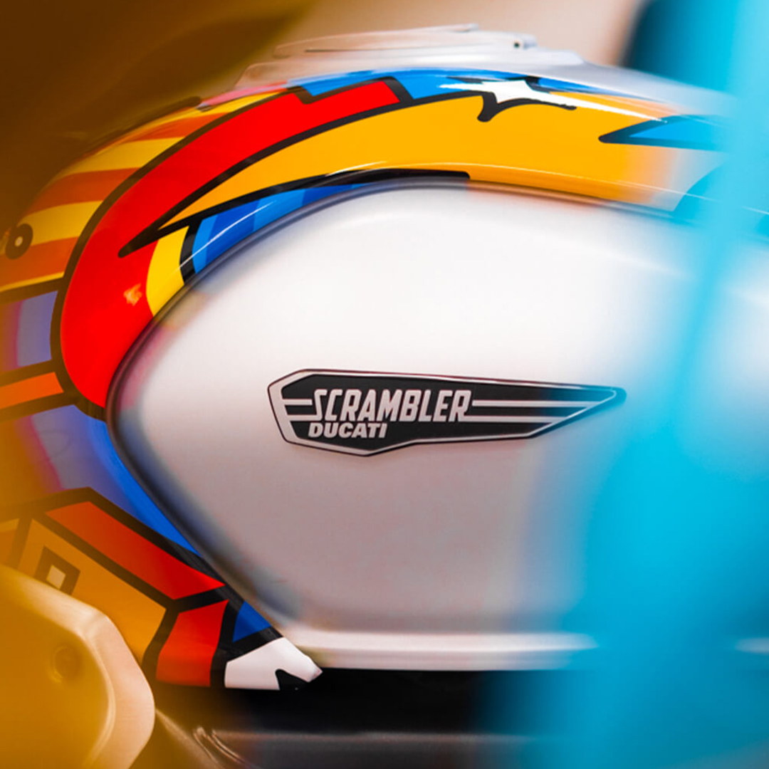 Zoom sulla pancia di una ducati scrambler