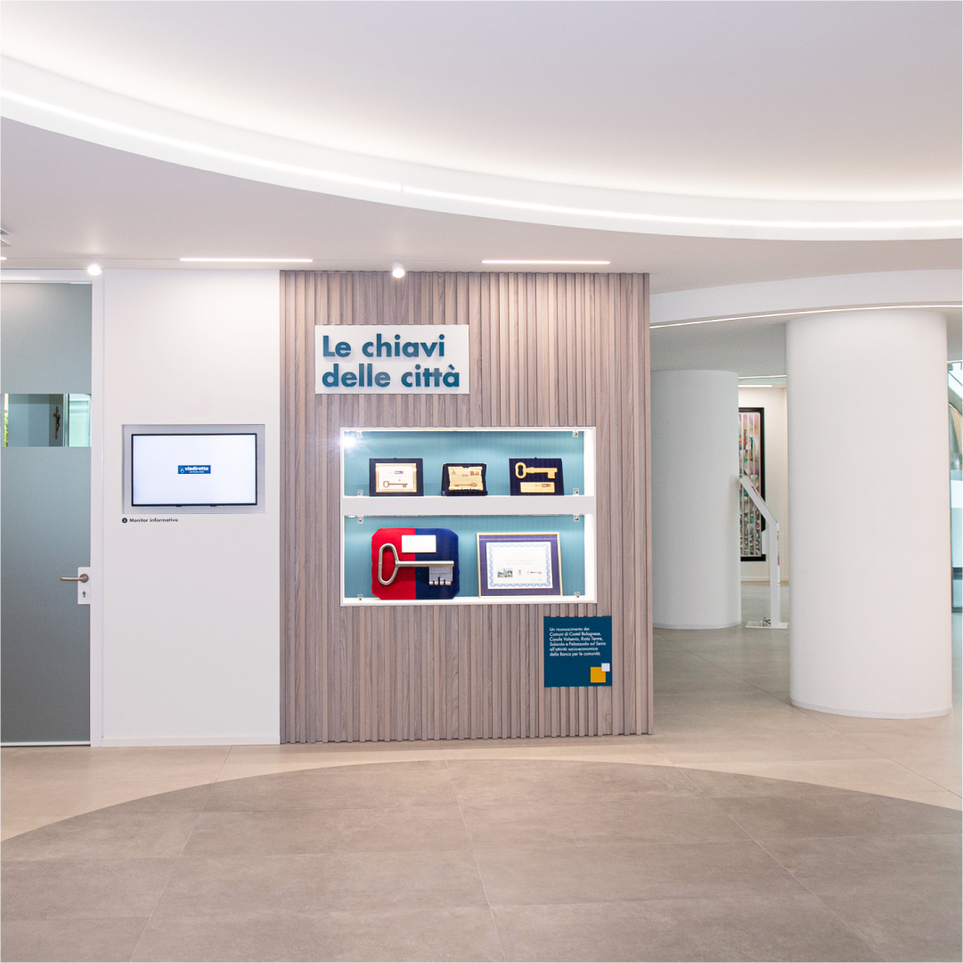 foto di una ducati scrambler inquadrata da delle dita