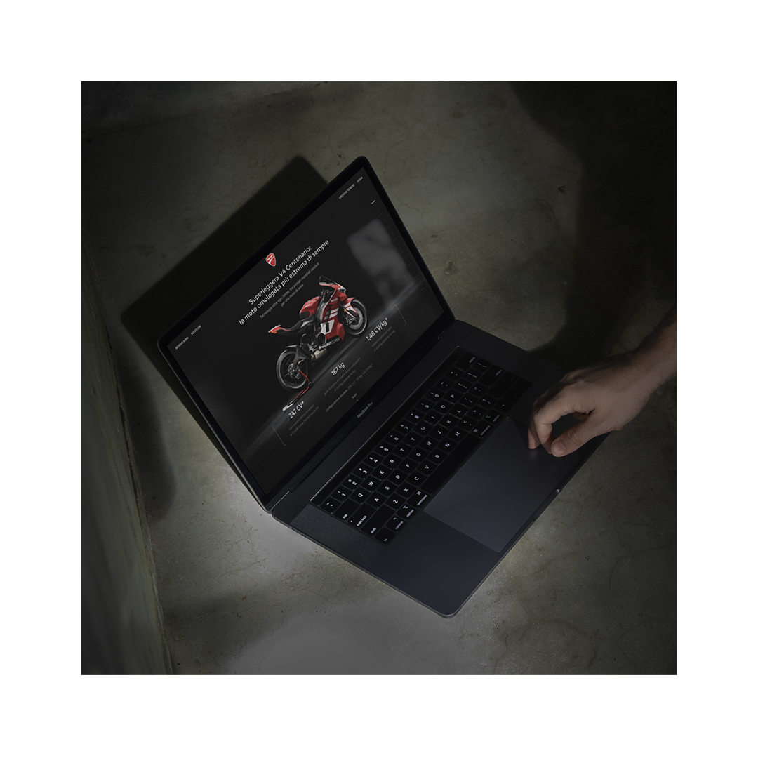 Mockup computer Apple su sito Ducati Superleggera V4 Centenario e mano che scrolla