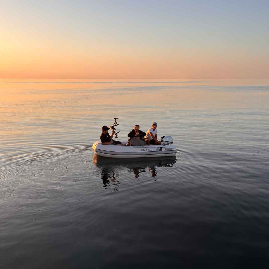 troupe multimedia su gommone per riprese ravvicinate